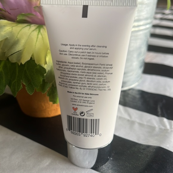 New Anti-Ageing Retexturing and Resurfacing Duo Moisturiser 50ml/1.69oz - Picture 3 of 4